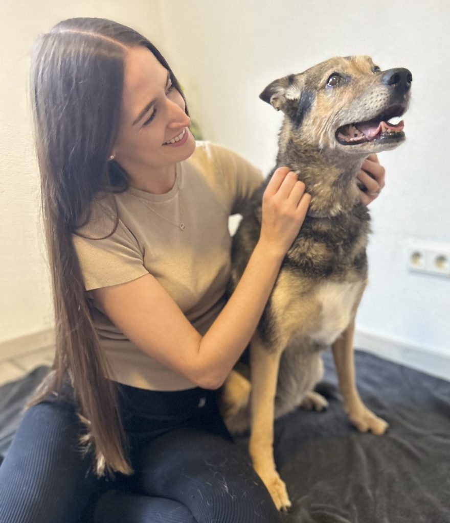 Michelle Wagner, Tierphysiotherapeutin in Kirchdorf a. d. Iller, bei der Palpation eines Hundes zur Erstellung eines Befundes.